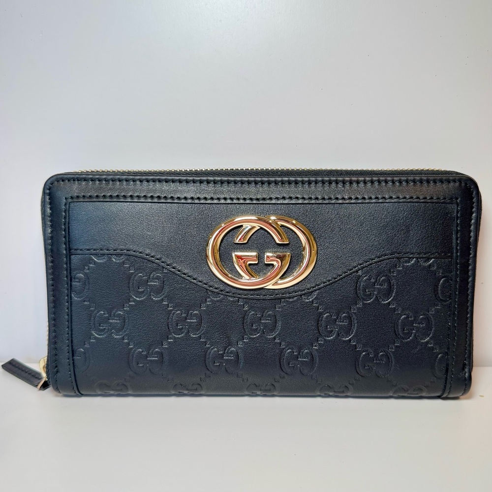 New Gucci Sukey GG Monogram Black Leather Zip Around Wallet W Gold GG Logo